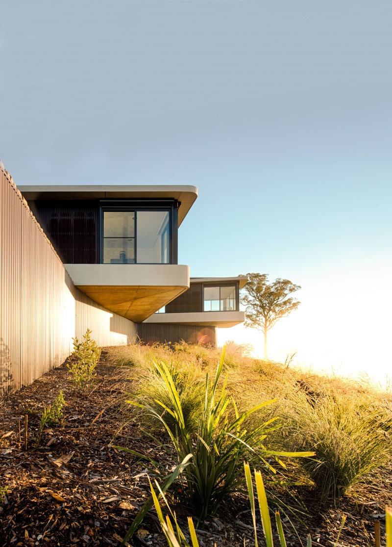 Luigi Rosselli, Cantilevered Hill Top House, Country Retreat, Concrete, Rural Australian Architecture Retreat
