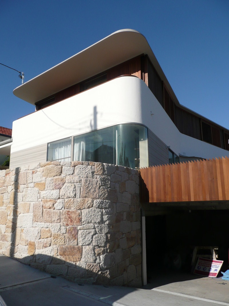 Luigi Rosselli, Timber Screens, Narrow Slim Thin Roof, Curved Glass, Curved Concrete, Timber Roof, Stained Timber Garage, Sandstone