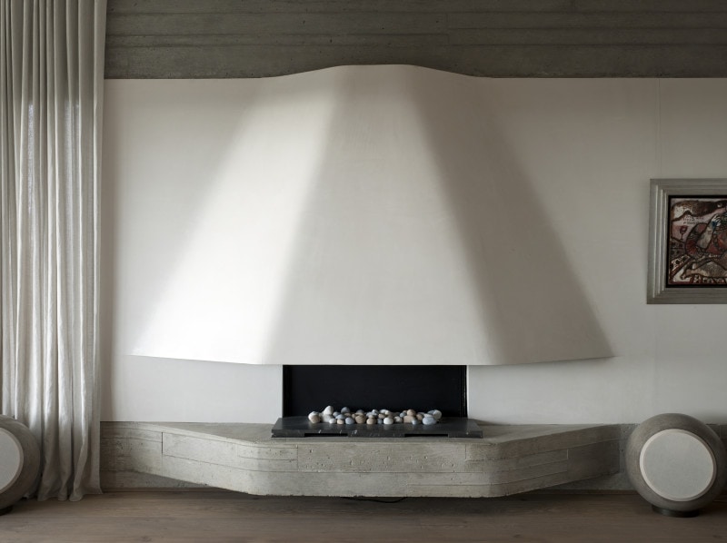 Luigi Rosselli, Concrete Fireplace, Curved Fireplace, Sheer Curtains