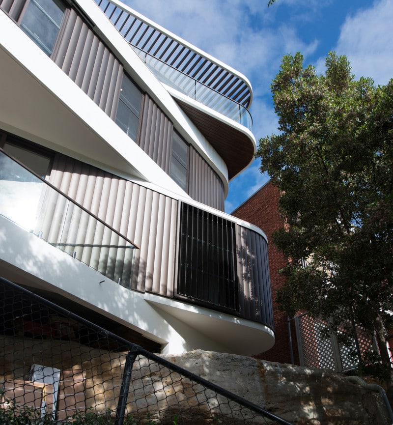 Luigi Rosselli, Offset Balconies, Aluminium Weatherboard Cladding Scissored Level House