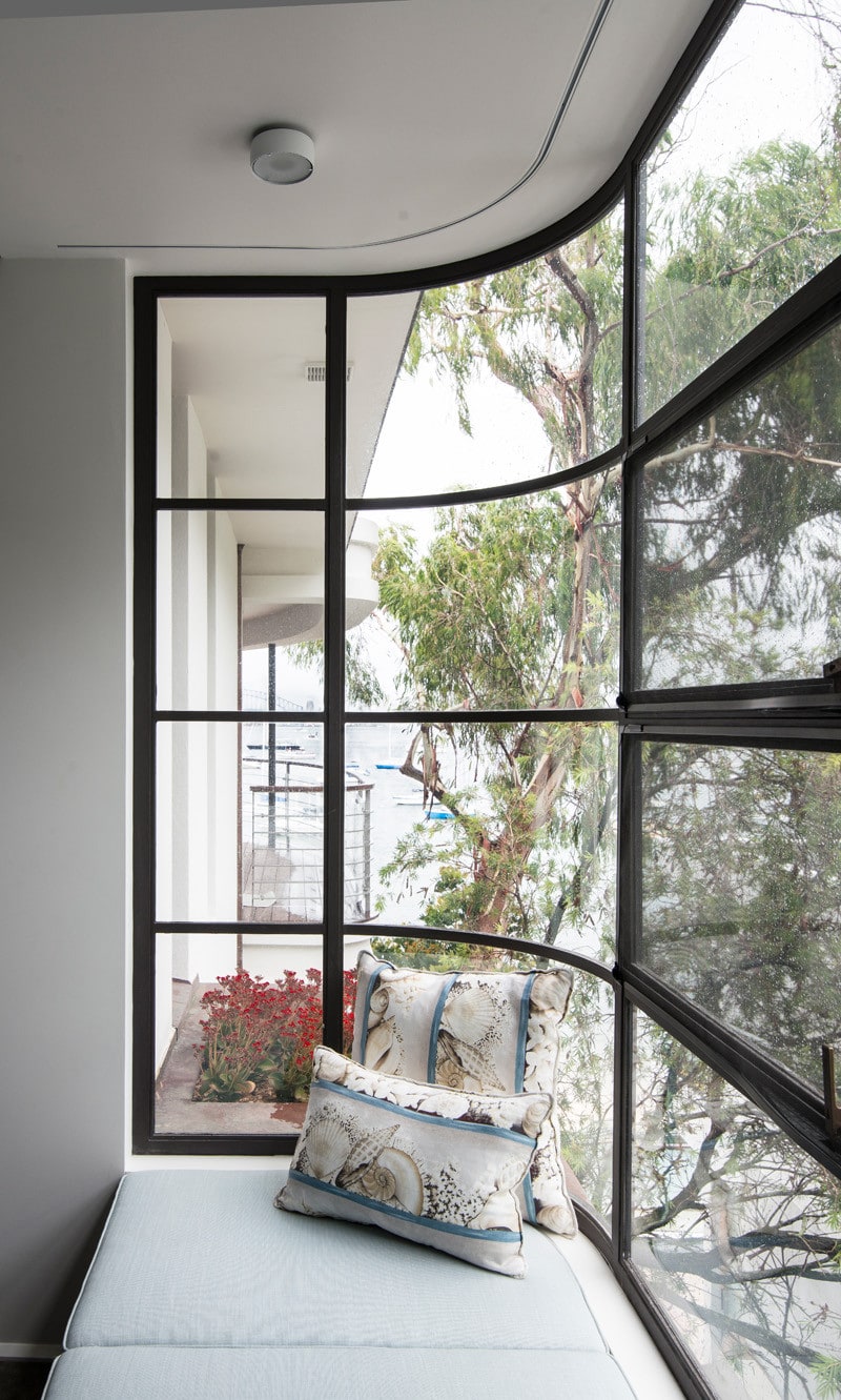 Steel bay window reading nook, Curved Window, Luigi Rosselli