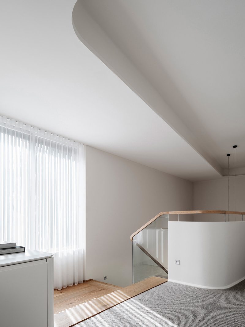 Luigi Rosselli, Curved Plasterboard Ceiling, Curved Stair, Curved Stair Handrail, Sheer Curtains