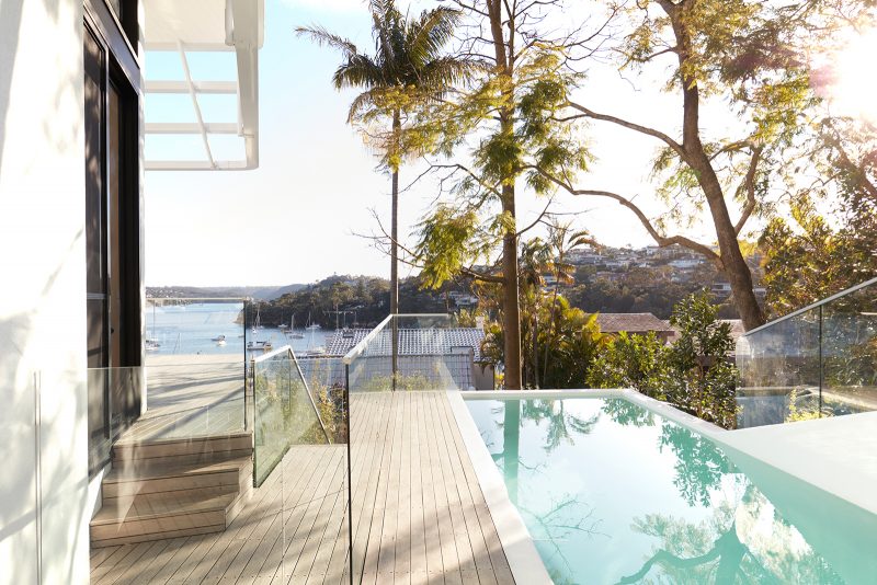 Beside the Earth-ship, an infinity pool faces the Sydney harbor, allowing swimmers to enjoy a panoramic view of the harbor and the surrounding hill below