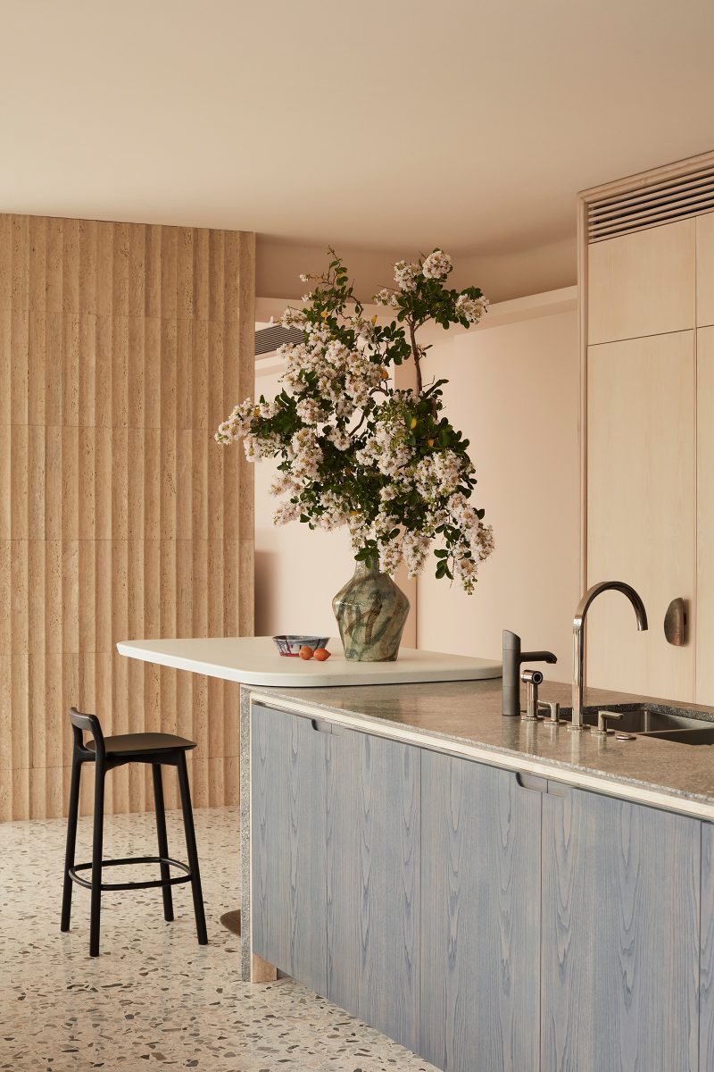 Luigi Rosselli, lime stains creates an ash grey timber veneer for the kitchen island and kitchen joinery façade